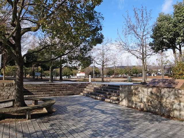 『緑が丘公園』。公園の南側には多目的広場とともにすべり台やシーソーなどの遊具が設置され、北側には斜面を生かした展望広場があります。