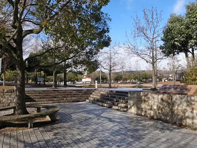 『緑が丘公園』。公園の南側には多目的広場とともにすべり台やシーソーなどの遊具が設置され、北側には斜面を生かした展望広場があります。