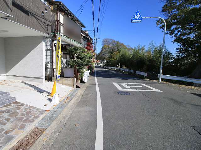高槻市山手町1丁目の街並み。JR高槻駅北側ではありますが、坂が比較的少ないエリアです。