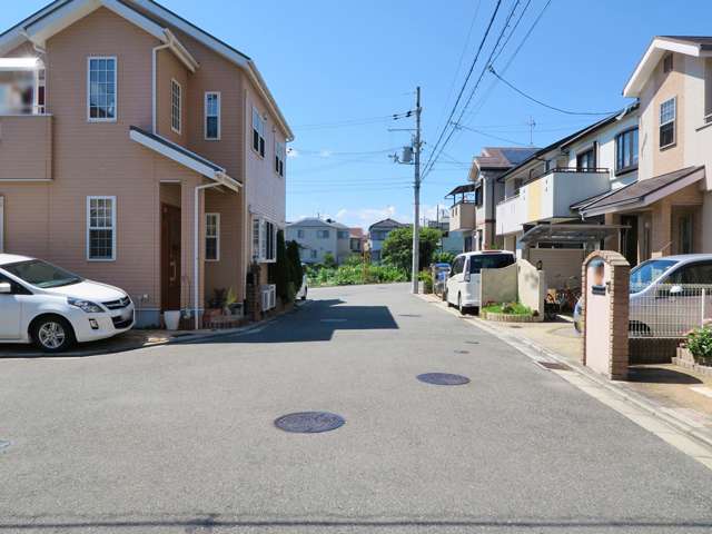 高槻市の西側に位置し、茨木市との市境にあるエリアです。市街化調整区域も多く、田畑が広がっているのどかな雰囲気。