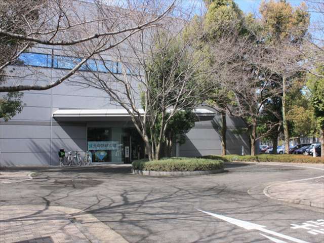 『JT生命誌研究館』。DNAや細胞、骨格など、様々な研究分野に関する企画展が行われています。実験室見学ツアー、サマースクールなども開催され、いのちについて楽しみながら学ぶことができる研究施設です。