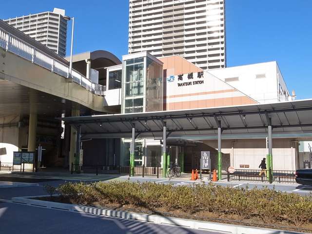 JR「高槻」駅。駅の北側・南側にバスロータリーがあり、京阪バスと高槻市営バスが乗り入れています。