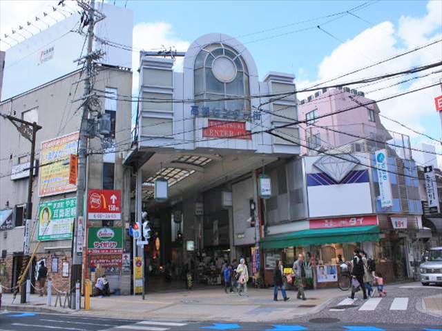 JR「高槻」駅と阪急「高槻市」駅の間にある『高槻センター街』。付近に住む人々がよく利用しており、商店街は大変にぎわっています。