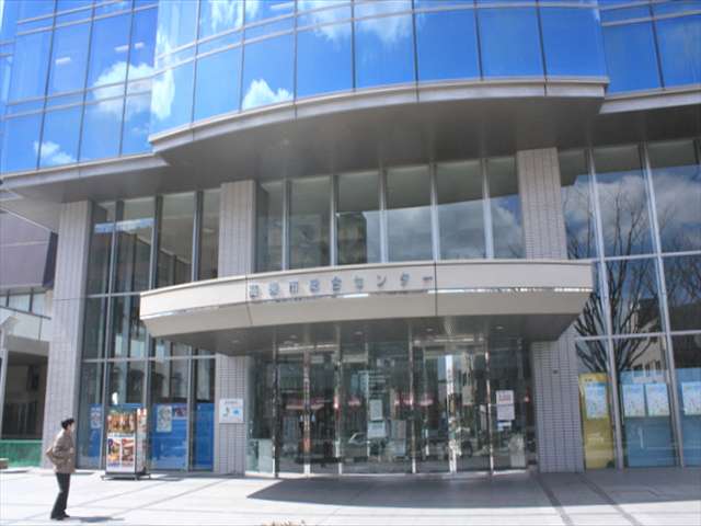 『高槻市立中央図書館』は、高槻市桃園町にある図書館です。