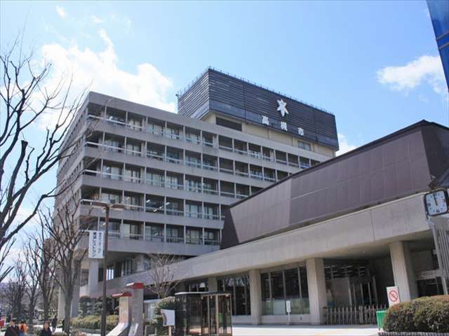 『高槻市役所』は、阪急「高槻市」駅の南西側、国道171号線沿いにある市役所です。