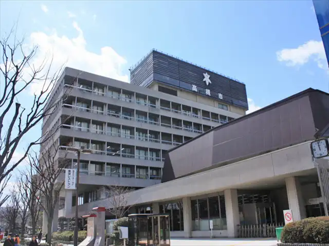 『高槻市役所』は、阪急「高槻市」駅の南西側、国道171号線沿いにある市役所です。
