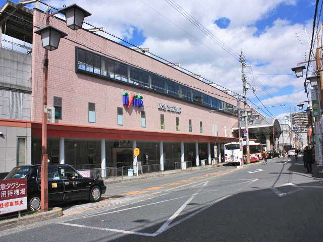 阪急『高槻市』駅。ホームは3階にあり、下層階にはスーパー『KOHYO』をはじめ、専門店や銀行などが入っていて大変便利です。