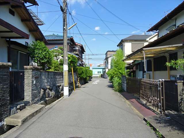 JR摂津富田駅までも阪急富田駅までも徒歩圏内の便利なエリア。境内は木々に覆われ、鳥の囀りが絶えない、心落ち着く空間です。