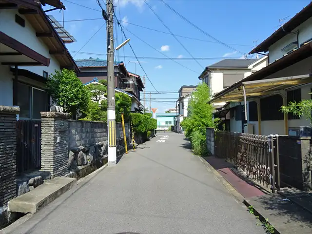 JR摂津富田駅までも阪急富田駅までも徒歩圏内の便利なエリア。境内は木々に覆われ、鳥の囀りが絶えない、心落ち着く空間です。