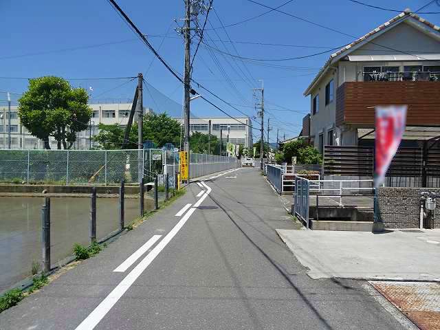 阪急高槻市駅と阪急富田駅との間で、JR沿線の南側に位置するエリアです。田畑がところどころに残る、古めかしい雰囲気の街並みで、20坪~30坪程度の戸建が立ち並びます。