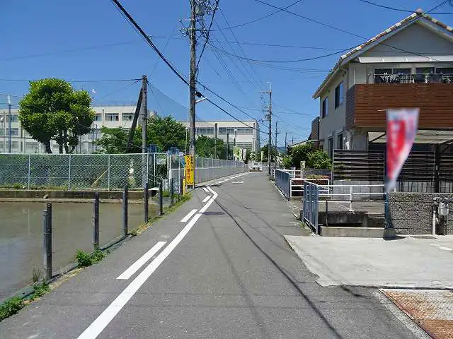 阪急高槻市駅と阪急富田駅との間で、JR沿線の南側に位置するエリアです。田畑がところどころに残る、古めかしい雰囲気の街並みで、20坪～30坪程度の戸建が立ち並びます。