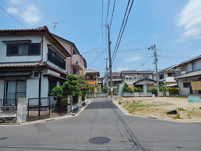 阪急高槻市駅南側に位置する、20坪前後の一戸建てが立ち並ぶエリア。駅までは少し距離がありますが、阪急高槻市を経由し、JR高槻駅まで行くバスが出ています。