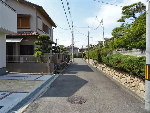 昭和台町1丁目の住宅街住宅、。高槻市の西部に位置し、阪急富田駅・総持寺駅からも、JR摂津富田駅からも徒歩圏内のエリアで、茨木市との市境となっております。