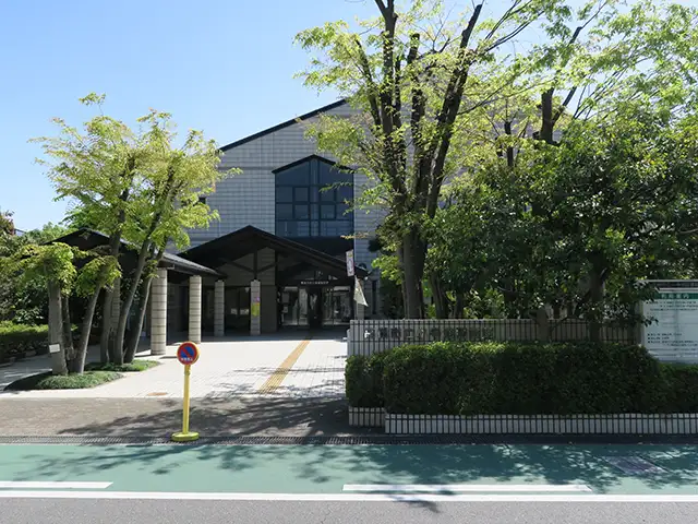 『小寺池図書館』は、阪急京都線『富田』駅を降りてすぐのところにあります。