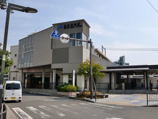 JR「摂津富田」駅。駅の北側にはバスロータリーがあり、高槻市営バス、阪急バスが乗り入れています。