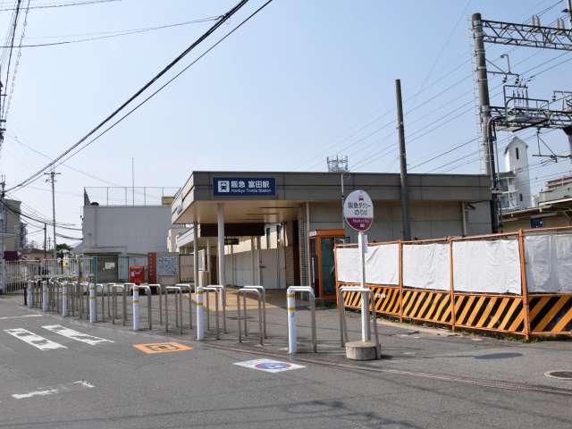 阪急「富田」駅。駅の東側にはバスロータリーがあり、高槻市営バスが運行されています。