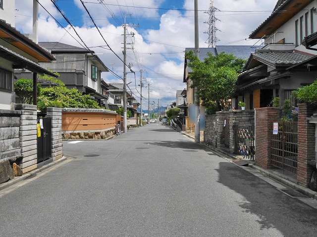高槻市の南西部に位置し、茨木市との市境のエリアです。高槻市の人口急増期にできた新興住宅地で、同世代の子育て世帯が多い地域。