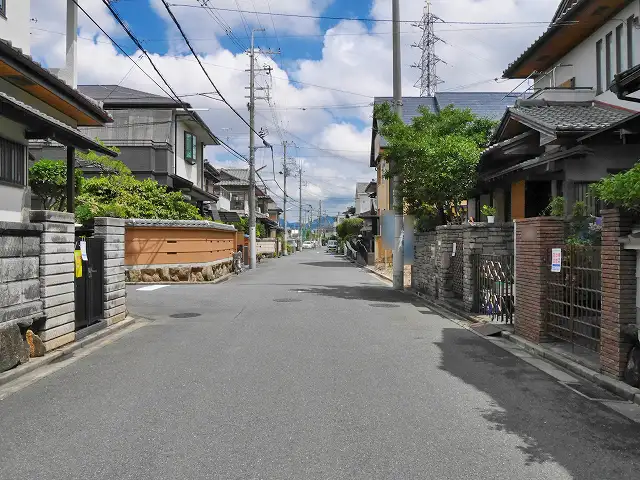 高槻市の南西部に位置し、茨木市との市境のエリアです。高槻市の人口急増期にできた新興住宅地で、同世代の子育て世帯が多い地域。