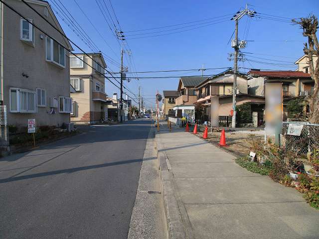 高槻市の南東部に位置するこのエリアは、淀川沿いで、枚方市との市境です。辻子には中小企業が点在しており、他にも工場等点在しておりますが、綺麗な街並みのところもあります。