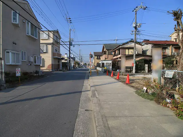 高槻市の南東部に位置するこのエリアは、淀川沿いで、枚方市との市境です。辻子には中小企業が点在しており、他にも工場等点在しておりますが、綺麗な街並みのところもあります。