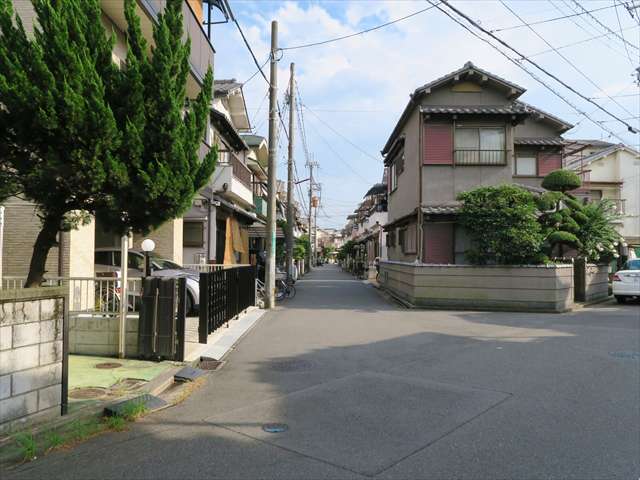 高槻市の南部に位置し、寝屋川市・摂津市との市境にあるエリアです。淀川と芥川に囲まれています。