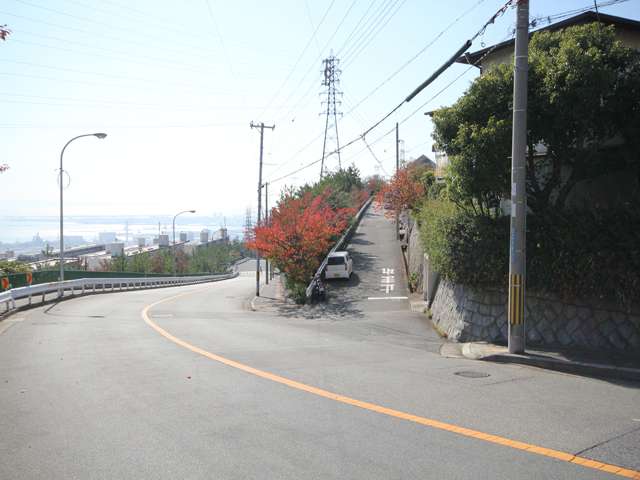 渦森台3丁目のバス通り。海を見下ろす眺望が取れる気持ちのよい立地です。