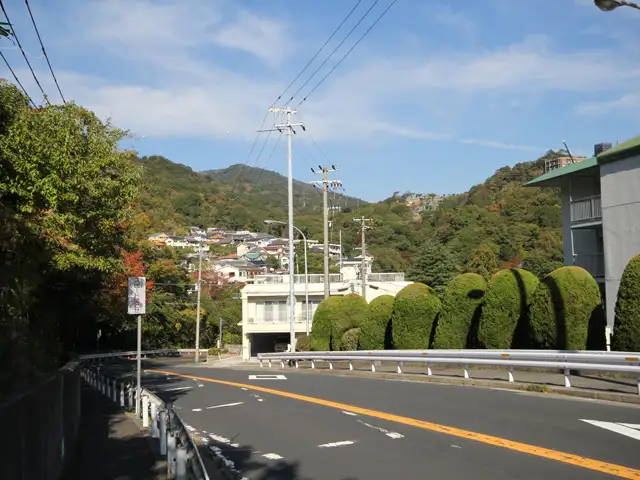 高台のため、駅からの道のりは勾配のある坂道が続きます。