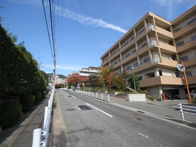 鴨子ヶ原2丁目。街の中央を南北に走るバス通り。マンションと一戸建てが混在しています。