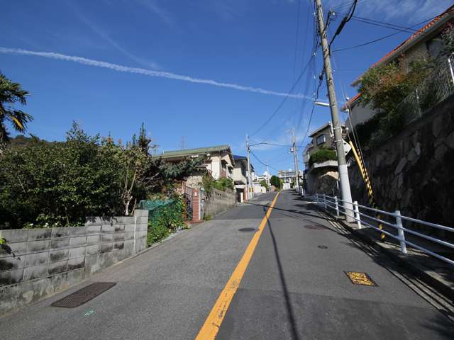 鴨子ヶ原3丁目。一戸建てが中心に立ち並んでいます。高台にあり、駅からは急勾配の坂道です。