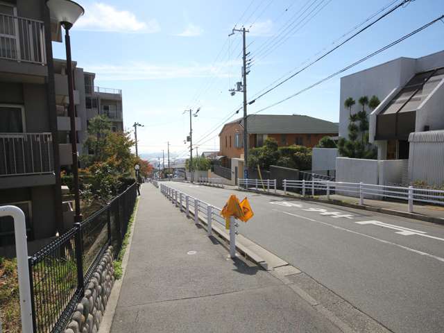 区画の整った場所とやや入り組んだ場所があります。街の各所から海が見えます。