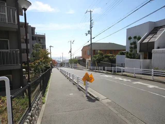 区画の整った場所とやや入り組んだ場所があります。街の各所から海が見えます。