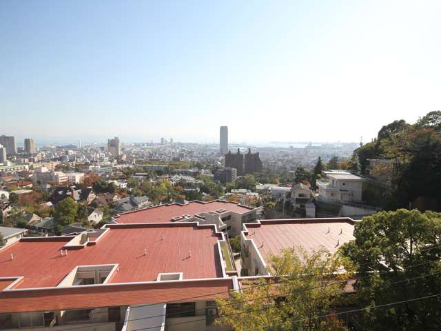 高台にあり、街の各所から海まで見渡す事が出来ます。写真中央の高い建物は阪神御影駅前の御影タワーです。