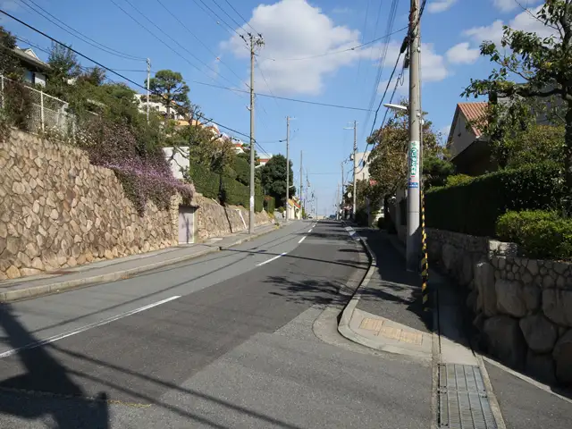 「森北町4丁目」周辺。生垣のある家が多く、緑豊か。交通量が少なく、落ち着いた雰囲気です。
