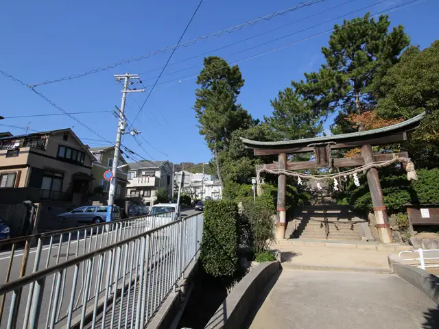 「森稲荷神社」。境内はたいへん緑豊かです。