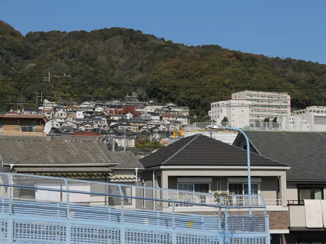 「甲南台」の遠景。高台にあり、駅からの道のりは勾配のある坂道。右奥の建物は甲南女子大学です。