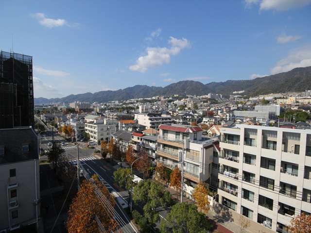 「御影2丁目」周辺。手前の道路は山手幹線です。ゆるやかな南斜面地に一戸建てとマンションが立ち並んでいます。
