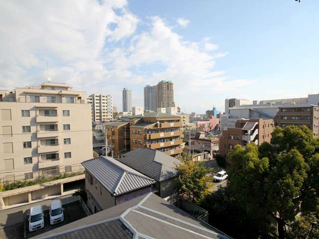 「住吉本町」周辺。マンションと一戸建てが混在するエリア。JR「住吉」駅前はお買い物施設が充実しています。