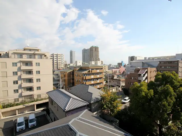 「住吉本町」周辺。マンションと一戸建てが混在するエリア。JR「住吉」駅前はお買い物施設が充実しています。