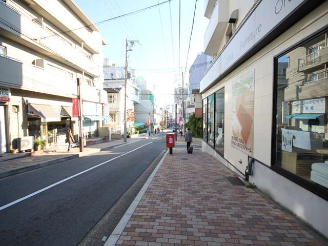 「住吉本町2丁目」の駅に続くバス通り。通り沿いには店舗が立ち並んでいますが、住宅も多く落ち着いた雰囲気です。