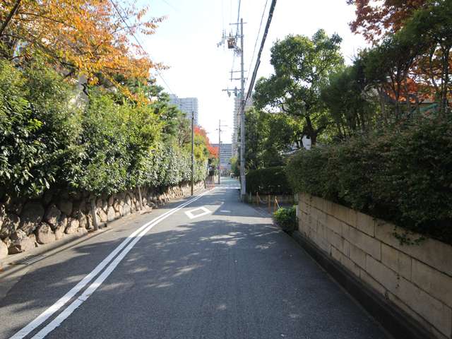 「住吉本町1丁目」の生垣が続く、お屋敷街。すぐ東側には住吉川が流れています。