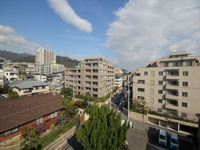 利便性と住環境の良さを兼ね備えたエリア。駅までの道のりの坂も、比較的緩やかです。