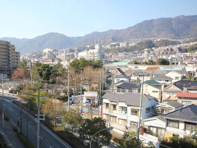 西岡本1丁目付近。ゆるやかな南斜面地に一戸建てとマンションが立ち並んでいます。