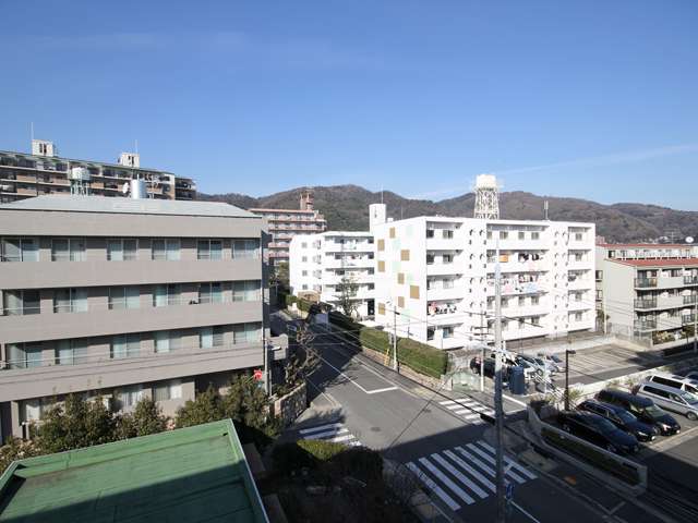 山手幹線より南側のエリアには、マンションが多く立ち並んでいます。