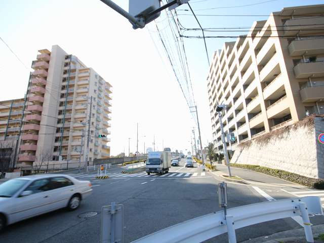このエリアの中央を東西に走る山手幹線。道路沿いには幹線道路の割に、店舗の割合が少なく、落ち着いた雰囲気です。