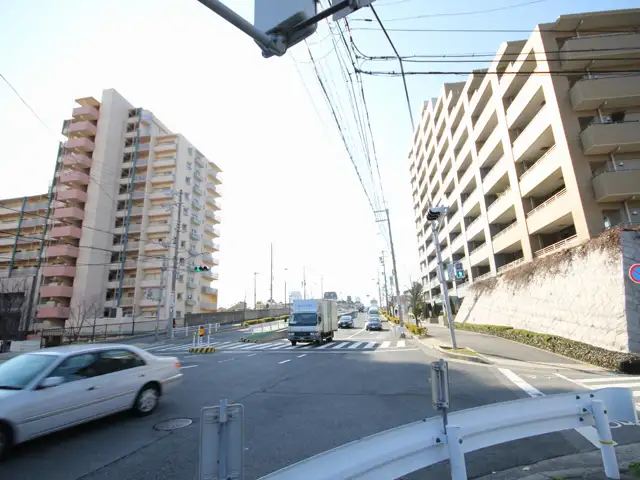 このエリアの中央を東西に走る山手幹線。道路沿いには幹線道路の割に、店舗の割合が少なく、落ち着いた雰囲気です。