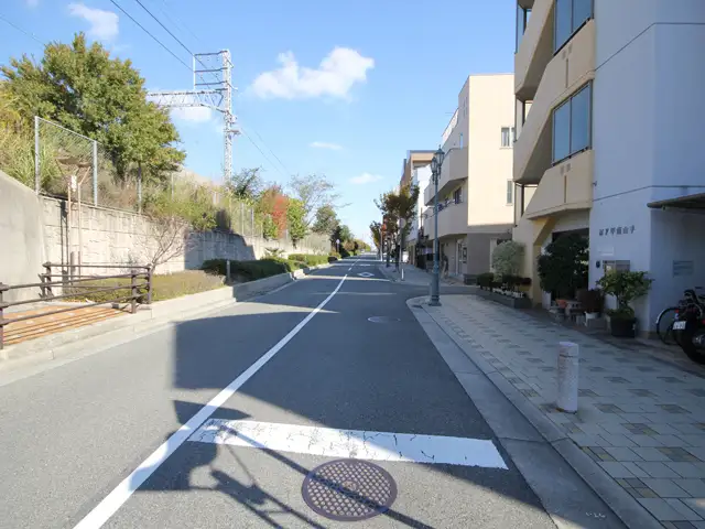 この辺りは、周辺エリアに比べると、建物の高さが比較的低く、空が広がり、開放感があります。
