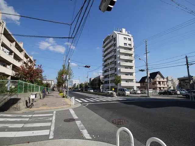 「南森町2丁目」付近。この辺りの山手幹線は、幹線道路ながら、住宅地の中を抜ける道。落ち着いた雰囲気があります。