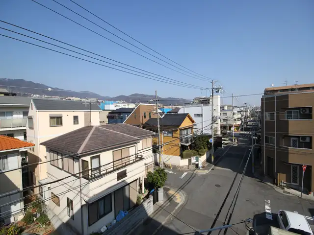 「御影石町4丁目」付近。石屋川沿いの一戸建てが多く立ち並ぶ区画の整った街です。
