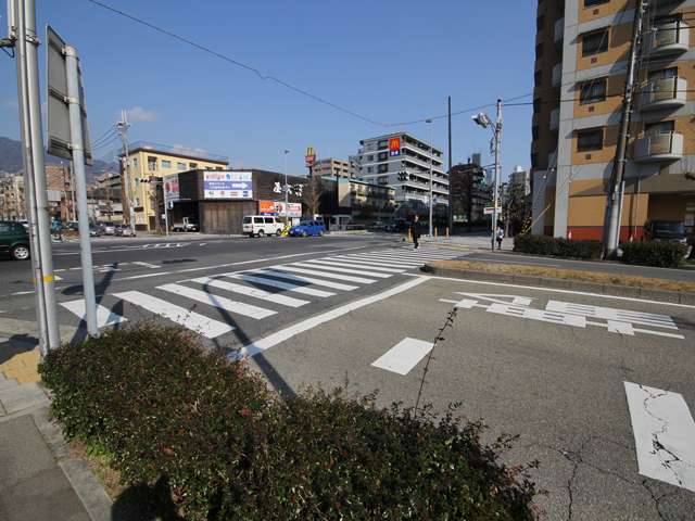 国道2号線、御影中前の交差点。沿道には各種店舗が立ち並んでいます。