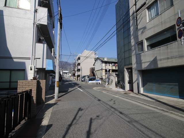 住宅、店舗、事務所など混在する街。地勢はほぼ平坦な為、自転車での移動も楽です。